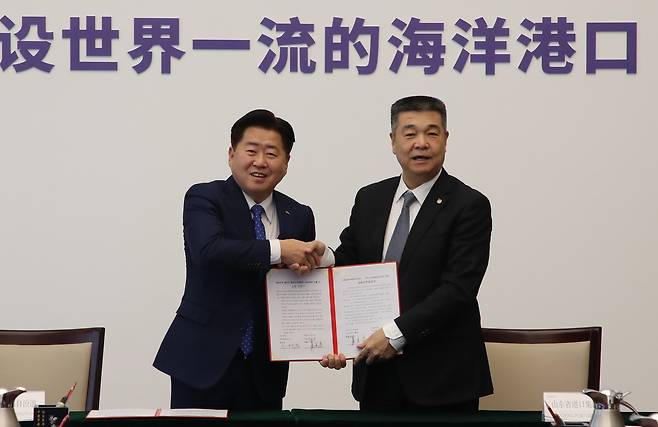 오영훈 제주지사(왼쪽)가 2023년 3월 중국 산둥성항구그룹유한공사를&nbsp;방문해&nbsp;훠고우웬 회장과&nbsp;항로수송&nbsp;협력을&nbsp;위한&nbsp;교류&nbsp;의향서를&nbsp;체결하고 있다. 제주도 제공