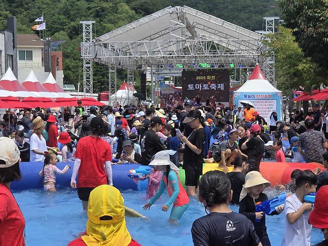 어린이들이 화천 토마토축제장에 마련된 대형 물놀이 시설을 즐기고 있다. 배상철 기자&nbsp;