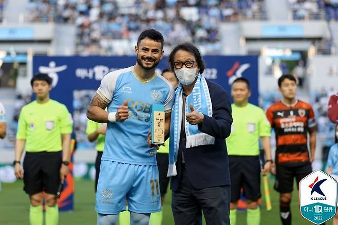 Sejingya (left) and CEO of Daegu FC Cho Kwang -rae. Korea Professional Football Federation provided