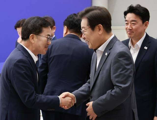 김동연 경기도지사(왼쪽)가&nbsp;1일 서울 용산 대통령실 청사에서 열린 전국 시도지사 간담회 직후 이재명 대통령과 악수하고 있다. 연합뉴스