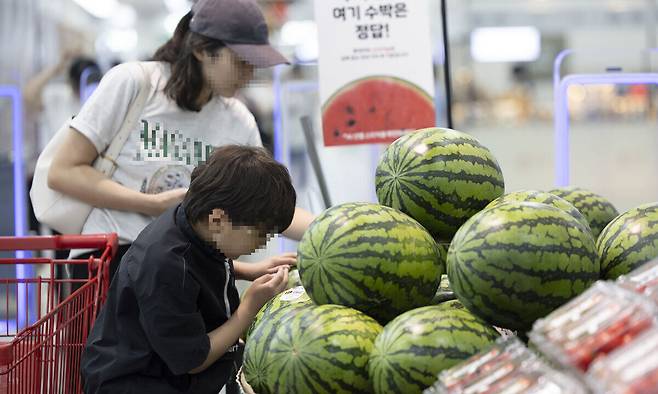 3일 서울 시내의 한 대형마트 매대에 수박이 놓여 있다.