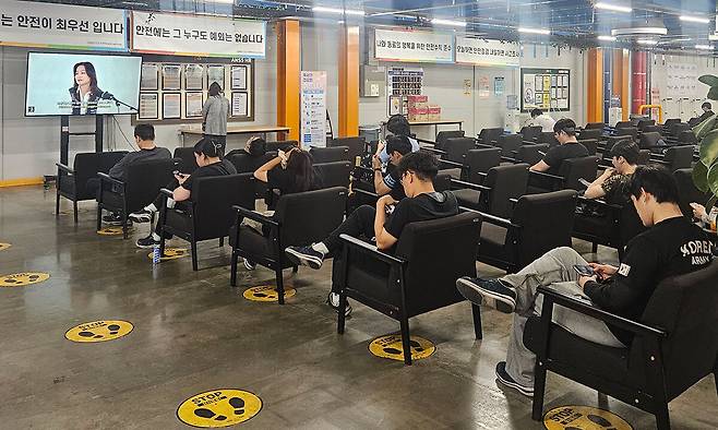경기 안성의 한 물류센터 심야 작업자들이 지난달 31일 오후 11시30분쯤 휴게실에서 열대야를 피해 잠시 휴식을 취하고 있다. 휴게실은 작업공간에서 10분 거리에 위치해 식사시간 외 휴식이 사실상 어려웠다.