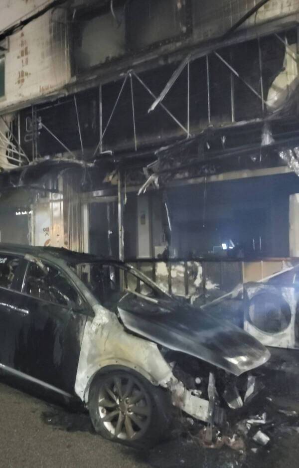 지난 1일 오후 경기 평택시 서정동의 한 다가구주택 인근 도로에서 발생한 차량 화재. 경기도소방재난본부 제공