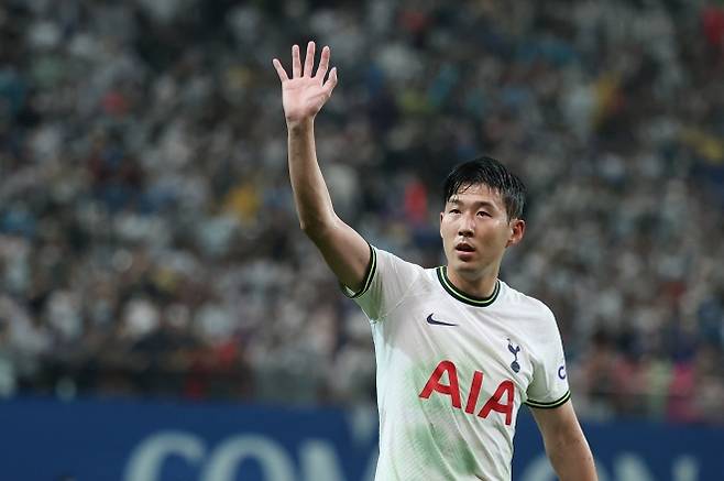 13일 서울월드컵경기장에서 열린 팀 K리그와 잉글랜드 프로축구 프리미어리그 토트넘 홋스퍼의 친선경기에서 6대3으로 승리를 거둔 토트넘의 손흥민이 팬들을 향해 인사하고 있다. 2022.7.13 연합뉴스