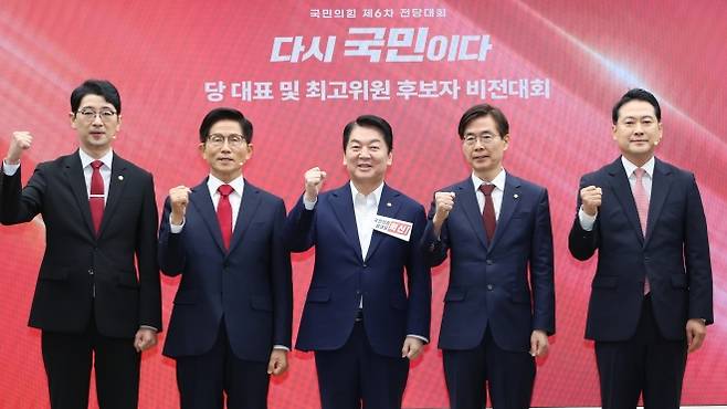 한자리에 모인 국민의힘 당대표 후보들 - 3일 서울 여의도 국민의힘 당사에서 열린 제6차 전당대회 후보자 비전대회에서 주진우(왼쪽부터)·김문수·안철수·조경태·장동혁 당 대표 후보들이 기념촬영 하고 있다.  연합뉴스
