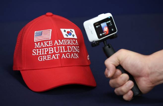 마스가(MASGA) 모자입니다. - 대통령실이 3일 공개한 ‘마스가’(MASGA·Make American Shipbuilding Great Again) 모자. ‘마스가’는 이번 한미관세협상 때 조선 분야 협력 내용을 압축적으로 전달하기 위해 산업통상자원부가 만든 슬로건으로 한국협상단은 이 모자와 대형 패널 등을 준비했다.  연합뉴스