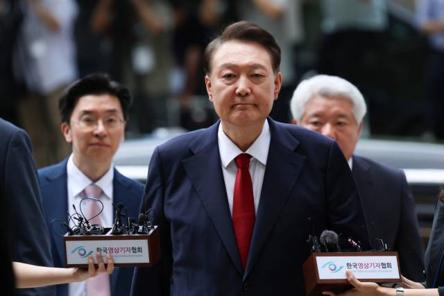 12·3 비상계엄과 관련해 특검의 수사를 받는 윤석열 전 대통령이 지난 달 9일 서울 서초구 서울중앙지법에서 열린 영장실질심사에 취재진의 질문을 받으며 출석하고 있다. 연합뉴스