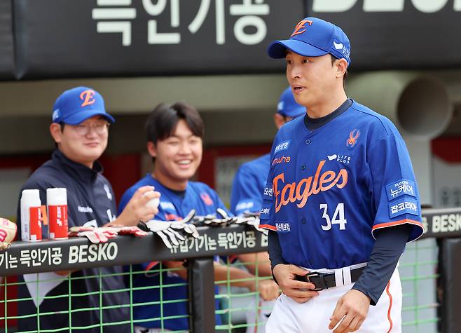 한화로 이적한 손아섭이 지난 1일 광주기아챔피언스필드에서 새 유니폼을 입고 그라운드로 향하고 있다. 연합뉴스