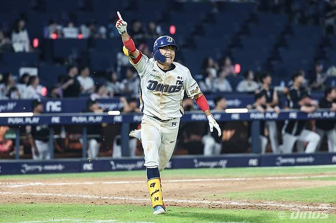 ▲ 끝내기 안타를 확인하고 세리머니를 펼치는 최정원. ⓒ NC 다이노스