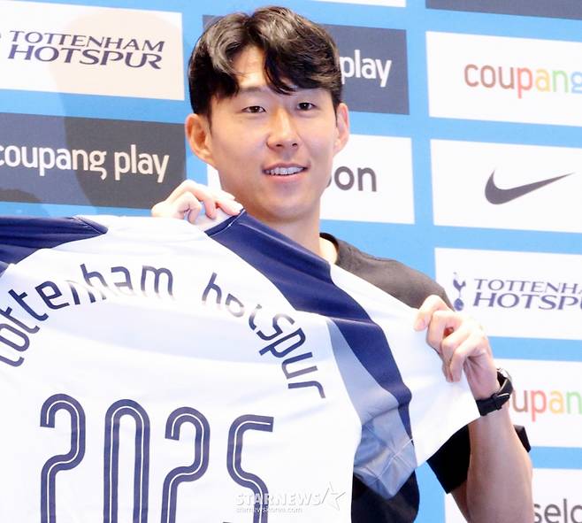2025 쿠팡플레이 시리즈 토트넘 홋스퍼 FC 기자회견이 2일 서울 여의도 TWO IFC 3층 The Forum에서  열렸다.  토트넘 홋스퍼 토마스 프랭크 감독과 손흥민이 기자회견 후 포토타임을 갖고 있다. /사진=김진경 대기자