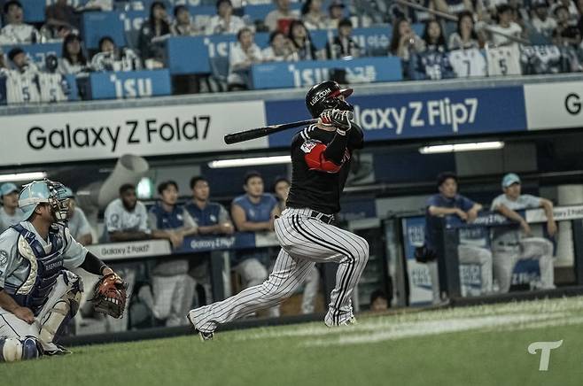 LG 오지환이 홈런을 치고 있다. /사진=LG 트윈스 제공