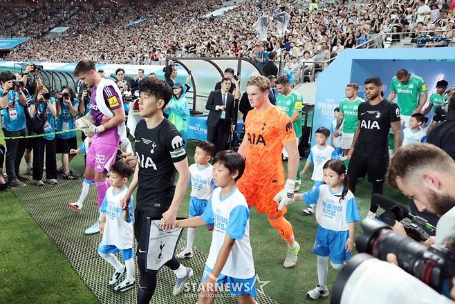 새출발을 알린 손흥민이 3일 서울월드컵경기장에서 열린 '2025 쿠팡플레이시리즈 토트넘 홋스퍼와 뉴캐슬 유나이티드 경기에서 선발로 나서고 있다. /사진=강영조 선임기자