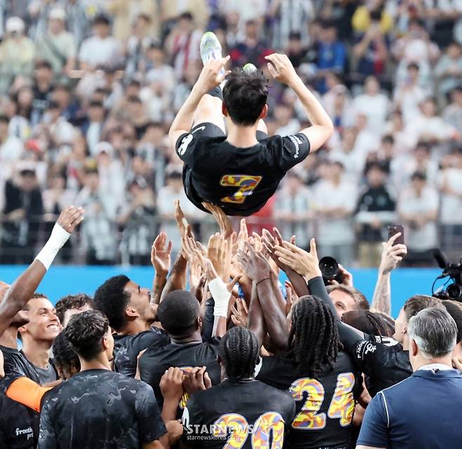 토트넘 선수들이 3일 서울월드컵경기장에서 열린 '2025 쿠팡플레이시리즈 토트넘 홋스퍼와 뉴캐슬 유나이티드 경기를 마무리 한후 10년간의 동행을 끝내는 손흥민을 헹가래치고 있다. /사진=강영조 선임기