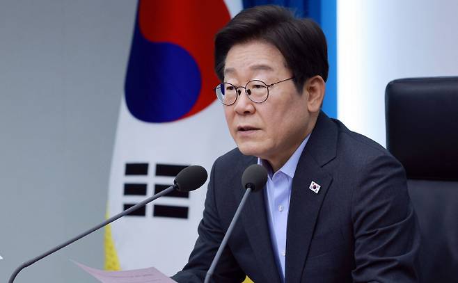 이재명 대통령이 7월 24일 수석보좌관 회의에서 금융권을 향해 손쉬운 이자 놀이에 매달릴 게 아니라 투자 확대에도 신경 써 달라고 압박했다.[사진｜뉴시스]