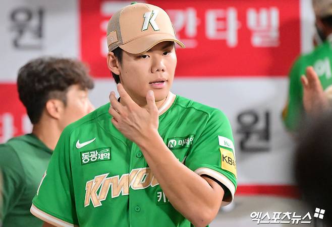 키움 히어로즈 우완 영건 김윤하가 2일 서울 고척스카이돔에서 열린 2025 신한 SOL Bank KBO리그 롯데 자이언츠와의 팀 간 14차전에 선발등판, 5이닝 2피안타 4탈삼진 1실점 호투에도 승리투수가 되지 못했다. 사진 김한준 기자