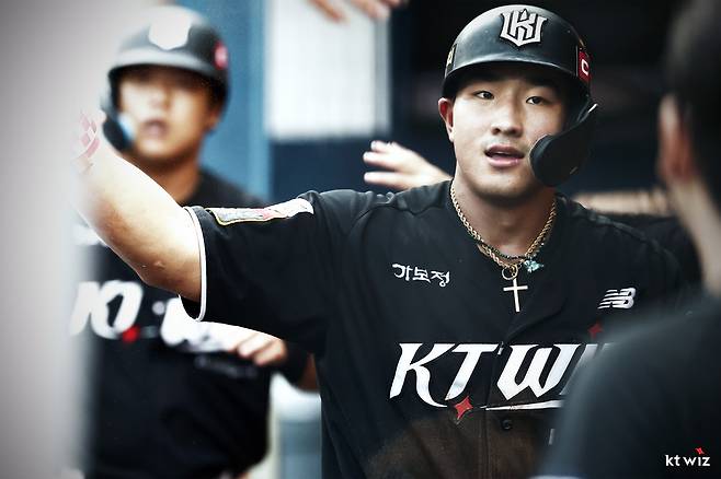 KT 위즈 안현민이 올해 정규시즌 경기에서 득점 후 축하 받고 있다. KT 위즈