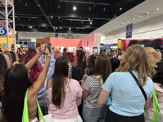 LA 케이콘 행사장 내 팬들의 열기 (로스앤젤레스=연합뉴스) 임미나 특파원 = 지난 1일(현지시간) 미국 로스앤젤레스(LA) 컨벤션센터의 '케이콘(KCON) LA 2025' 행사장에서 K팝 팬 브리트니 퀴글리 씨 가족과 다른 팬들이 피원하모니가 참석한 행사를 지켜보고 있다. 2025.8.3 mina@yna.co.kr