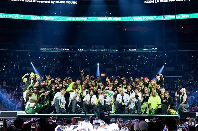 '케이콘 LA 2025'에서 스타와 팬들이 함께 꾸민 콘서트 무대 [CJ ENM 제공. 재판매 및 DB 금지]