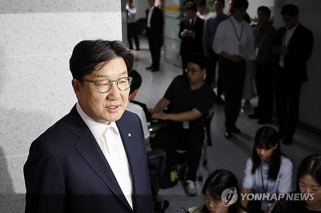 취재진 앞 압수수색 관련 발언하는 권성동 의원 (서울=연합뉴스) 박동주 기자 = 국민의힘 권성동 의원이 18일 서울 여의도 국회 의원회관 자신의 의원실로 들어서며 압수수색 관련 입장을 밝히고 있다. 2025.7.18 pdj6635@yna.co.kr