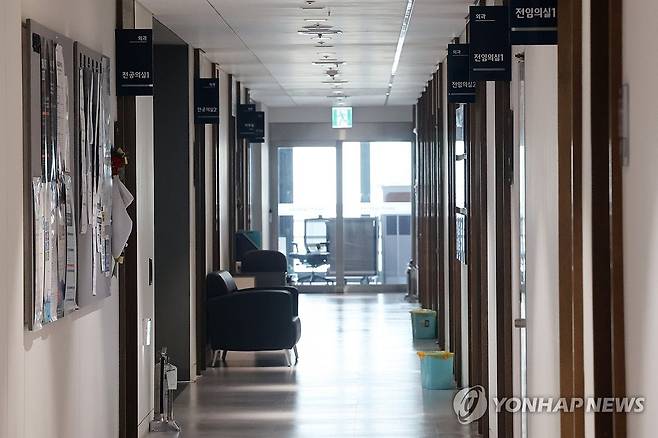 서울 시내의 한 대학병원에 불꺼진 전공의실 복도 [연합뉴스 자료사진]