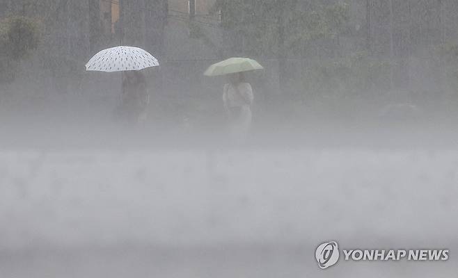 '쏟아붓네' (서울=연합뉴스) 서명곤 기자 = 서울에 강한 비가 내린 17일 서울 시내 거리에서 우산을 쓴 시민이 발걸음을 재촉하고 있다. 2025.7.17 seephoto@yna.co.kr