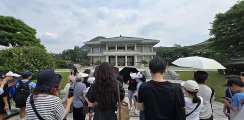 영빈관 앞 관람객들  (서울=연합뉴스) 31일 청와대를 찾은 관람객들이 영빈관 앞에서 해설사의 설명을 듣고 있다. 2025.07.31