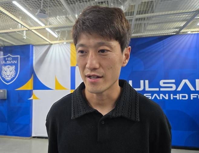 2일 수원FC전 마치고 취재진과 인터뷰하는 이청용 [촬영 최송아]