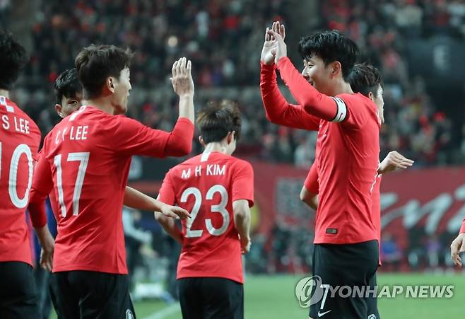 가볍게 첫 골 성공하고 (서울=연합뉴스) 서명곤 기자 = 26일 오후 서울 마포구 서울월드컵경기장에서 열린 대한민국 남자 축구대표팀과 콜롬비아와의 평가전. 손흥민이 골을 넣은 뒤 기뻐하고 있다. 2019.3.26 seephoto@yna.co.kr