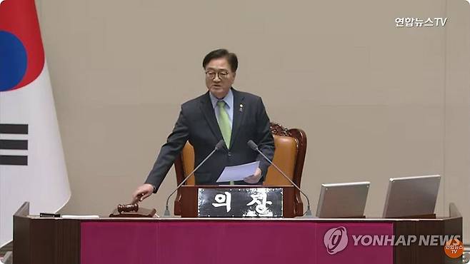 계엄 해제 요구 결의안 가결하는 우원식 국회의장 (서울=연합뉴스) 대통령이 3일 저녁 비상계엄을 선포한 가운데 4일 밤 서울 영등포구 국회의사당에서 우원식 국회의장이 계엄 해제 요구 결의안을 가결하고 있다. 2024.12.4 [연합뉴스TV 캡처. 재판매 및 DB 금지] photo@yna.co.kr