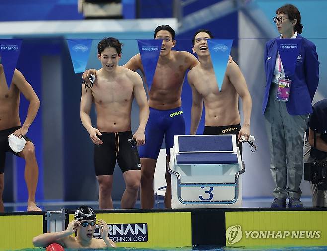 한국 남자 혼계영 400m 대표팀이 항저우 아시안게임에서 은메달을 딸 때 모습. [연합뉴스 자료사진]