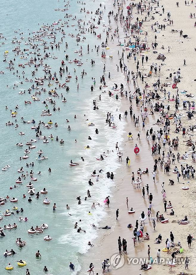 파도와 함께 여름을 (부산=연합뉴스) 손형주 기자 = 3일 오후 부산 해운대해수욕장이 피서객들로 붐비고 있다. 2025.8.3 handbrother@yna.co.kr