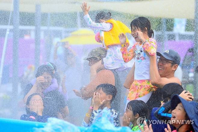물줄기 맞으며 플라이보드 공연 만끽 (인제=연합뉴스) 지난 2일 강원 인제군 남면 빙어호 일원에서 열린 여름 축제 '여름愛 인제愛 빠지다'에서 물 위를 비행하며 시원한 물줄기를 뿜어내는 플라이보드 공연이 펼쳐져 관람객들이 공연을 만끽하고 있다. 2025.8.3. [인제군 제공. 재판매 및 DB 금지] conanys@yna.co.kr
