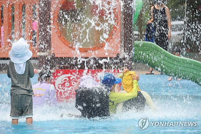 '한여름날의 추억' (대구=연합뉴스) 박세진 기자 = 무더위가 이어진 3일 대구 수성패밀리파크 공공형 물놀이장에서 시민들이 쏟아지는 물을 맞으며 더위를 식히고 있다. 2025.8.3 psjpsj@yna.co.kr