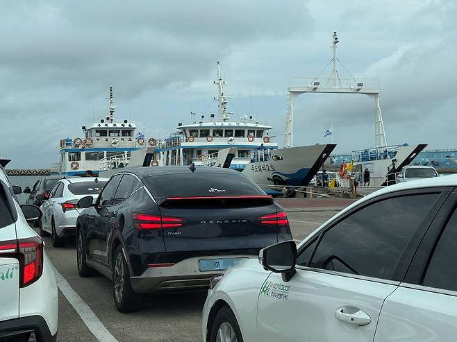 3일 성산↔우도 도항선에 선적하기 위해 대기 중인 전기 렌터카 [촬영 백나용]