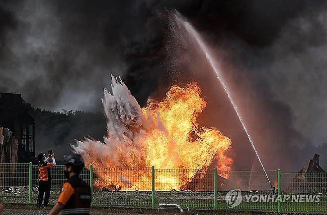 영천 화장품 공장서 불…계속되는 폭발 (영천=연합뉴스) 윤관식 기자 = 3일 경북 영천시 금호읍 구암리 채신공단 내 화장품 원료 제조공장에서 불이 나며 크고 작은 폭발이 계속되는 가운데 관계 당국이 진화 상황을 주시하고 있다. 2025.8.3 psik@yna.co.kr
