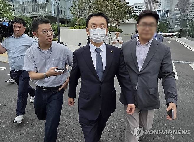 김건희특검, 권오수 도이치모터스 전 회장 소환 (서울=연합뉴스) 서명곤 기자 = 도이치모터스 주가조작 사건과 관련해 김건희특검에 소환된 권오수 전 도이치모터스 회장이 3일 서울 광화문 김건희특검 사무실을 나서고 있다.  2025.8.3 seephoto@yna.co.kr