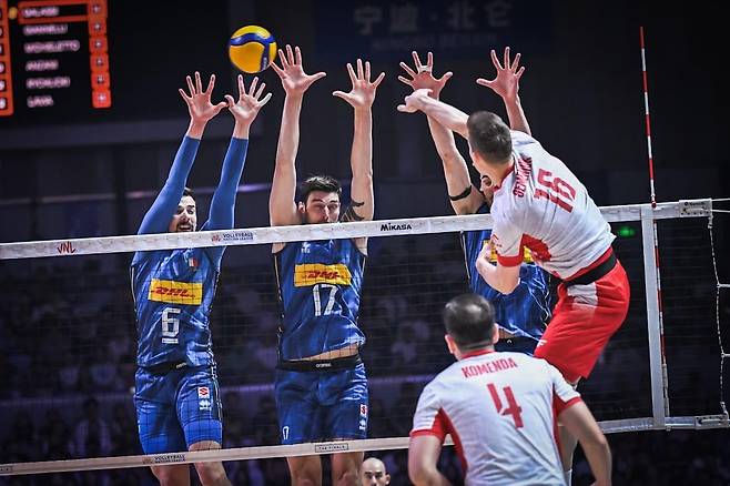 스파이크하는 폴란드의 세메니우크(16번) [FIVB 홈피 캡처. 재판매 및 DB 금지]