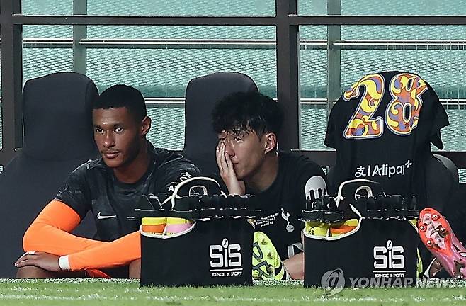 눈물 흘리는 손흥민 (서울=연합뉴스) 김성민 기자 = 3일 서울월드컵경기장에서 열린 2025 쿠팡플레이 시리즈 토트넘 홋스퍼와 뉴캐슬 유나이티드의 경기. 토트넘 손흥민이 교체 아웃된 뒤 벤치에서 눈물을 흘리고 있다. 2025.8.3 ksm7976@yna.co.kr