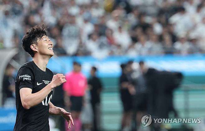 아쉬워하는 손흥민 (서울=연합뉴스) 서대연 기자 = 3일 서울월드컵경기장에서 열린 2025 쿠팡플레이 시리즈 토트넘 홋스퍼와 뉴캐슬 유나이티드의 경기. 토트넘 손흥민이 슛이 빗나가자 아쉬워하고 있다. 2025.8.3 dwise@yna.co.kr