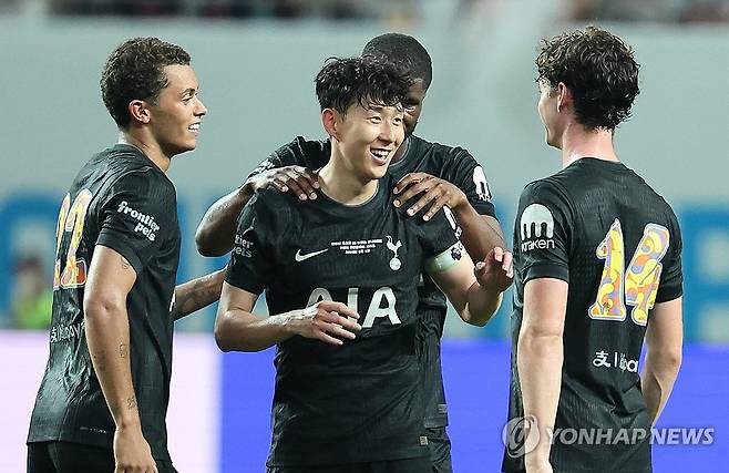 밝은 미소로 마지막 인사 (서울=연합뉴스) 서대연 기자 = 3일 서울월드컵경기장에서 열린 2025 쿠팡플레이 시리즈 토트넘 홋스퍼와 뉴캐슬 유나이티드의 경기. 토트넘 손흥민이 후반 교체 아웃되며 동료들과 인사를 나누고 있다. 2025.8.3 dwise@yna.co.kr