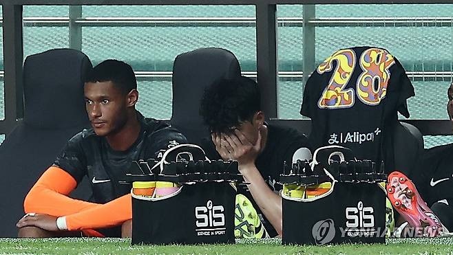 눈물 흘리는 손흥민 (서울=연합뉴스) 김성민 기자 = 3일 서울월드컵경기장에서 열린 2025 쿠팡플레이 시리즈 토트넘 홋스퍼와 뉴캐슬 유나이티드의 경기. 토트넘 손흥민이 교체 아웃된 뒤 벤치에서 눈물을 흘리고 있다. 2025.8.3 ksm7976@yna.co.kr