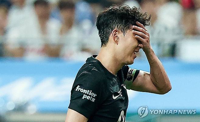 아쉬워하는 손흥민 (서울=연합뉴스) 김성민 기자 = 3일 서울월드컵경기장에서 열린 2025 쿠팡플레이 시리즈 토트넘 홋스퍼와 뉴캐슬 유나이티드의 경기. 토트넘 손흥민이 슛 찬스를 놓친 뒤 아쉬워하고 있다. 2025.8.3 ksm7976@yna.co.kr
