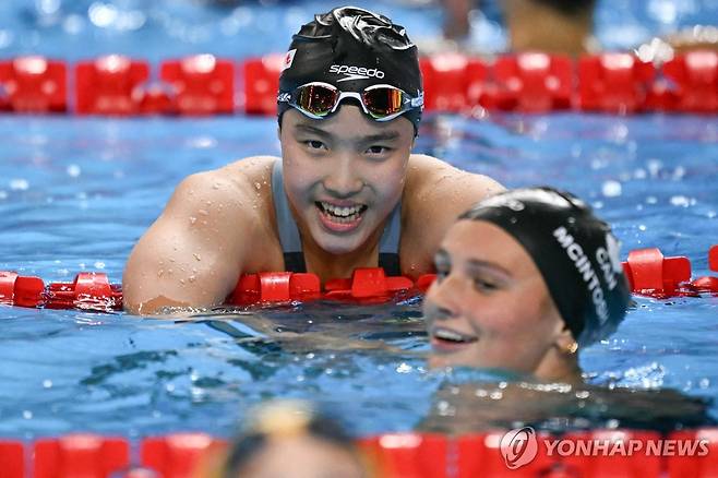 서머 매킨토시 옆 레인에서 레이스를 펼친 중국의 위쯔디(왼쪽).  [AFP=연합뉴스]