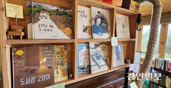 북카페에 전시된 바람숲그림책도서관 관장 최지혜 작가의 그림책 작품들. 2025.8.2 /김성호기자 ksh96@kyeongin.com