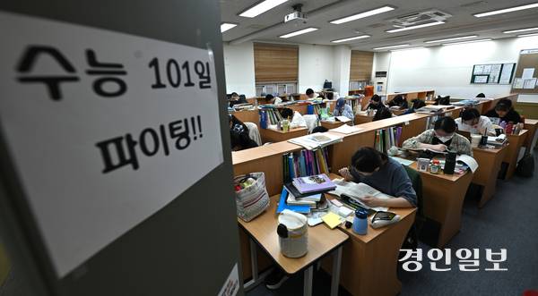 2026학년도 대학수학능력시험 100일을 하루 앞둔 4일 수원시 권선구 수원메가스터디학원에서 수험생들이 자율학습을 하고 있다. 2025.8.4 /최은성기자 ces7198@kyeongin.com