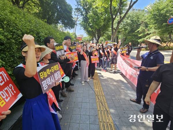 평택 고덕동에서 건물 상가를 분양받은 시민들이 지난 7월 11일 시청 서문 앞에서 항의시위를 펼치고 있다. 이들은 평택시가 분양 승인과 준공 승인 당시 ‘마스터리스’ 분양 구조의 문제점, 시행사 지급 능력 등에 대해 검토 없이 허가를 내줬다고 지적했다. 2025.7.11 평택/김종호기자 kikjh@kyeongin.com