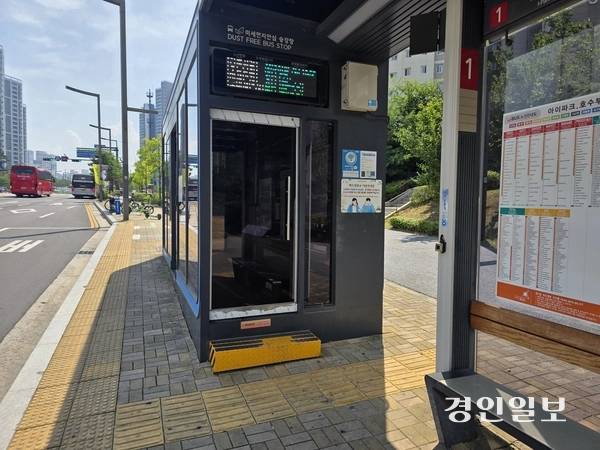 1일 찾은 화성시 동탄신도시의 한 버스정류장. 새로 설치된 스마트셸터가 장애인편의법상 규정을 지키지 못하고 있다. 바닥에 설치된 선형블록은 장애물과 좌우 60cm 이격 돼야 한다. 2025.8.1 /고건기자 gogosing@kyeongin.com