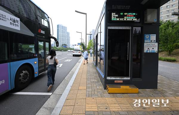 일 화성시 동탄신도시의 한 버스정류장. 새로 설치된 스마트셸터가 장애인 편의법상 규정을 지키지 못하고 있다. 바닥에 설치된 선형블록은 장애물과 좌우 60㎝ 이격 돼야 한다. 2025.8.3 /임열수기자 pplys@kyeongin.com