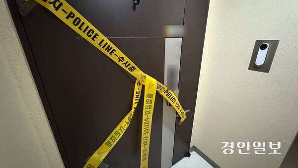 지난달 21일 인천에서 사제 총기를 발사해 가족을 숨지게 한 피의자의 주거지인 송도국제도시내 한 아파트 단지 출입문에 폴리스 라인이 설치돼 있다./경인일보DB