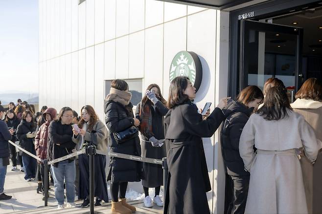 ▲&nbsp;지난해 11월29일 경기 김포시 애기봉 평화생태공원에서 방문객들이 스타벅스 개점을 기다리고 있다. /인천일보DB